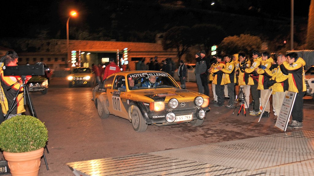 Per Vilslev og Erik Andersens japanske fans klapper dem i mål før målrampen i Monaco
(Foto: Viggo Johansen, rallypics.dk)